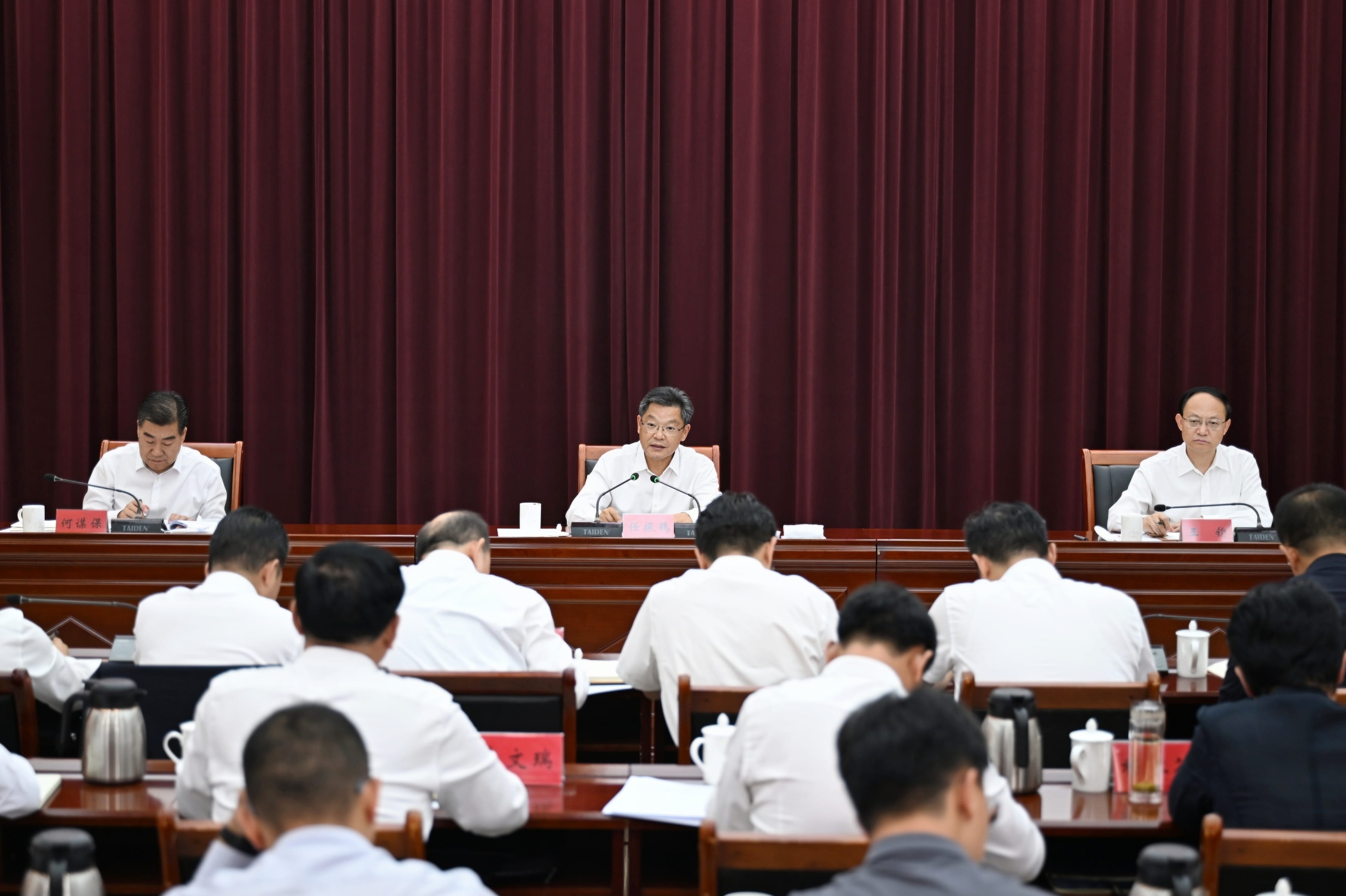 任振鹤在省农业农村厅主持召开专题会议时强调 持续深化高标准农田建设突出问题整治 为保障粮食和重要农产品稳定安全供给提供有力支撑