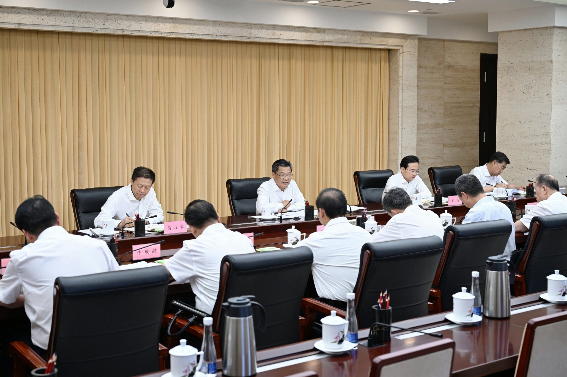 任振鹤主持召开省长办公会议 安排部署加快全省现代物流网建设等工作