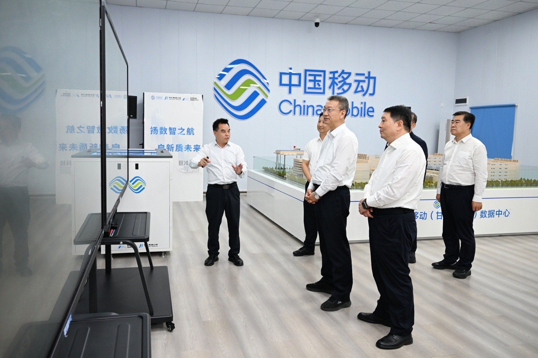 孔绍逊在平凉庆阳调研时强调 发挥特色优势加快高质量发展 让老区人民过上更加幸福的生活1.jpg