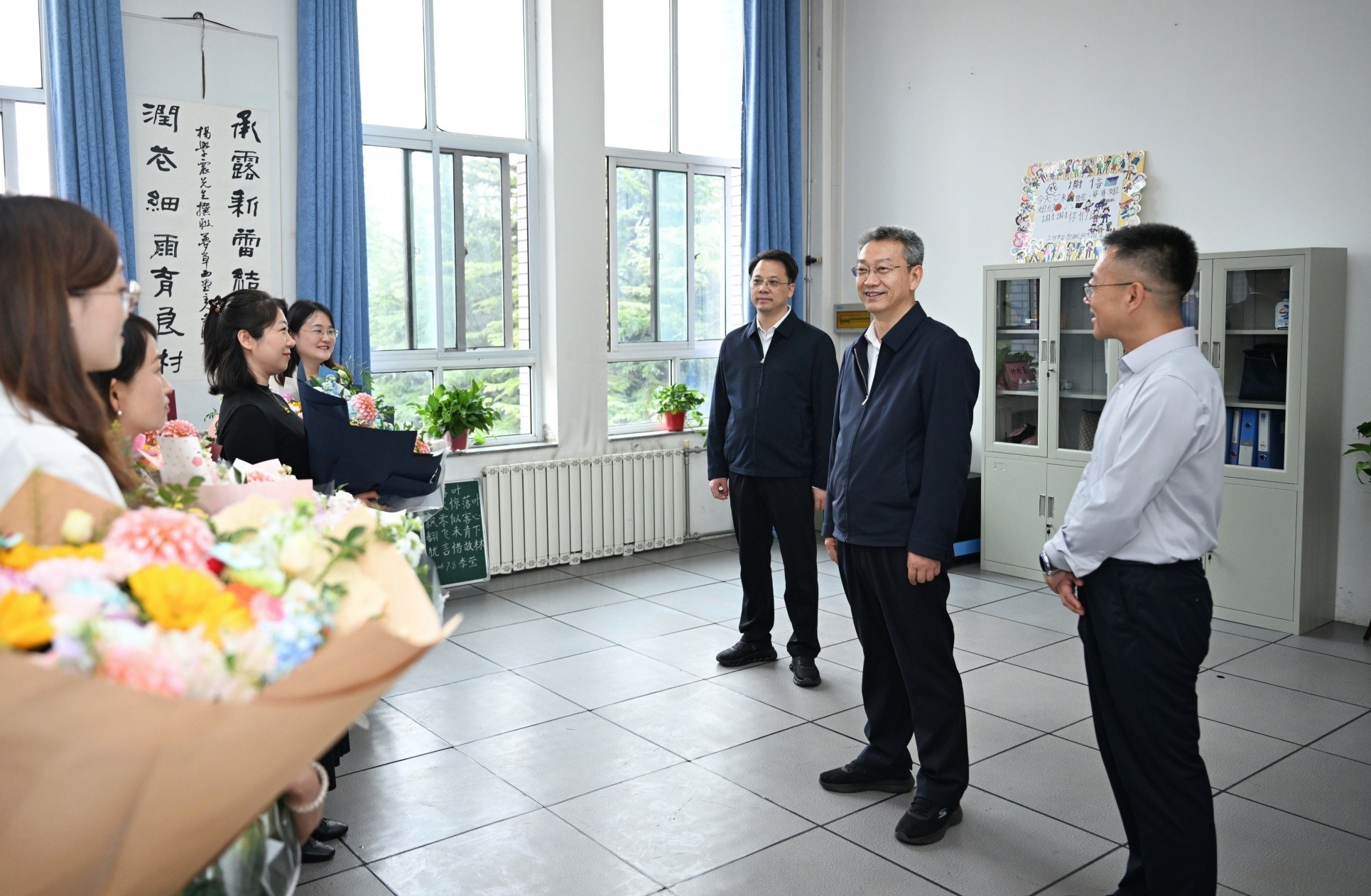孔绍逊在兰州市东郊学校调研并看望慰问教师代表时强调.jpg