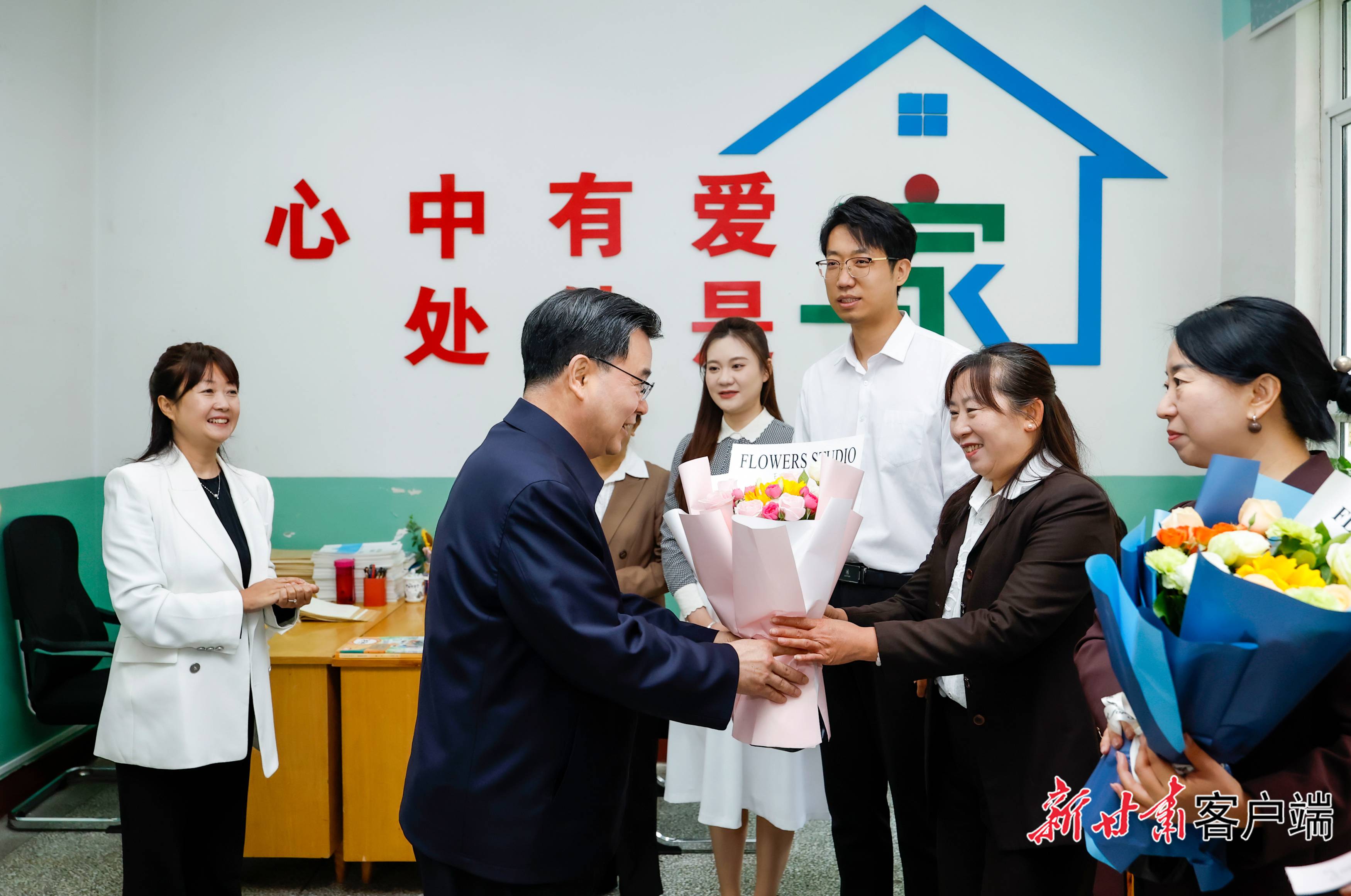 胡昌升调研教育工作并看望慰问教师时强调 牢记为党育人为国育才初心使命 努力办好人民满意的教育 石谋军参加3.jpg